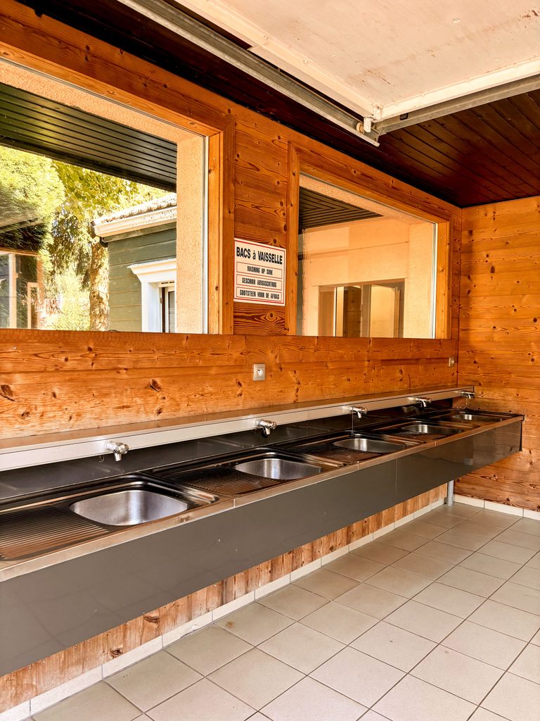 camping montagne des vosges sanitaires et espaces vaisselle